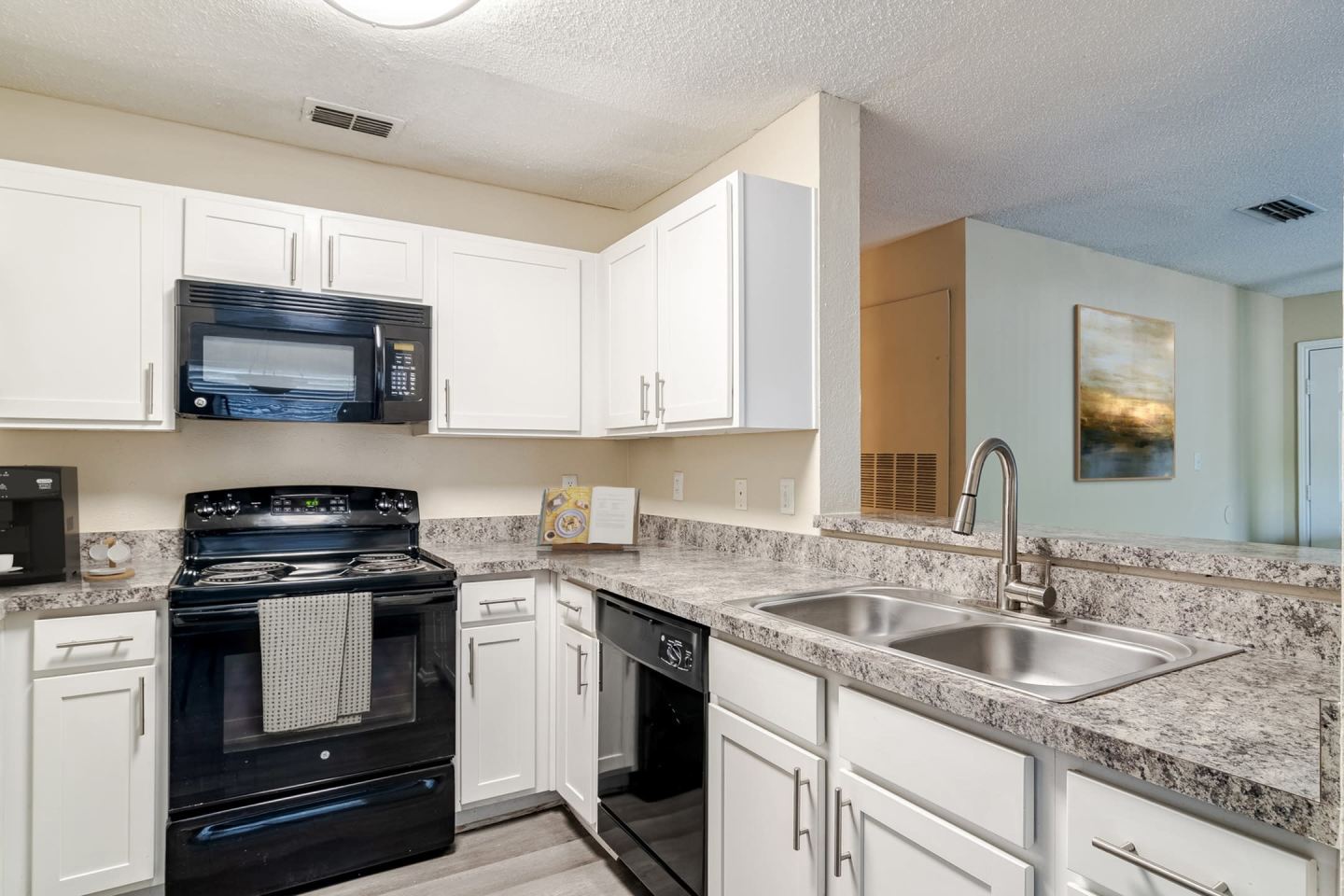 The 1800 at Barrett Lakes Apartments Image 27