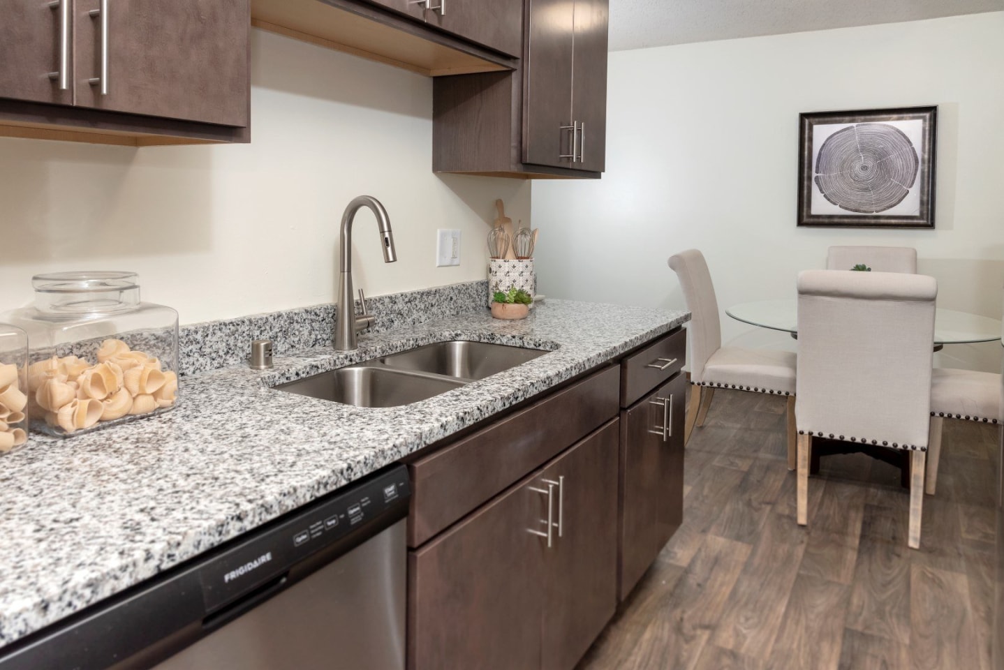 Burnsville Parkway Apartments Image 3