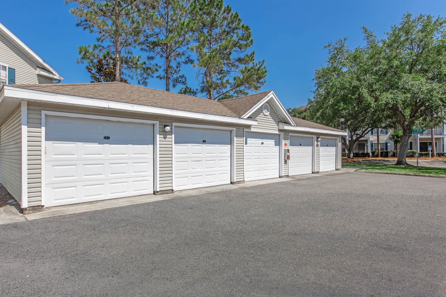 Lake House Apartments Image 31