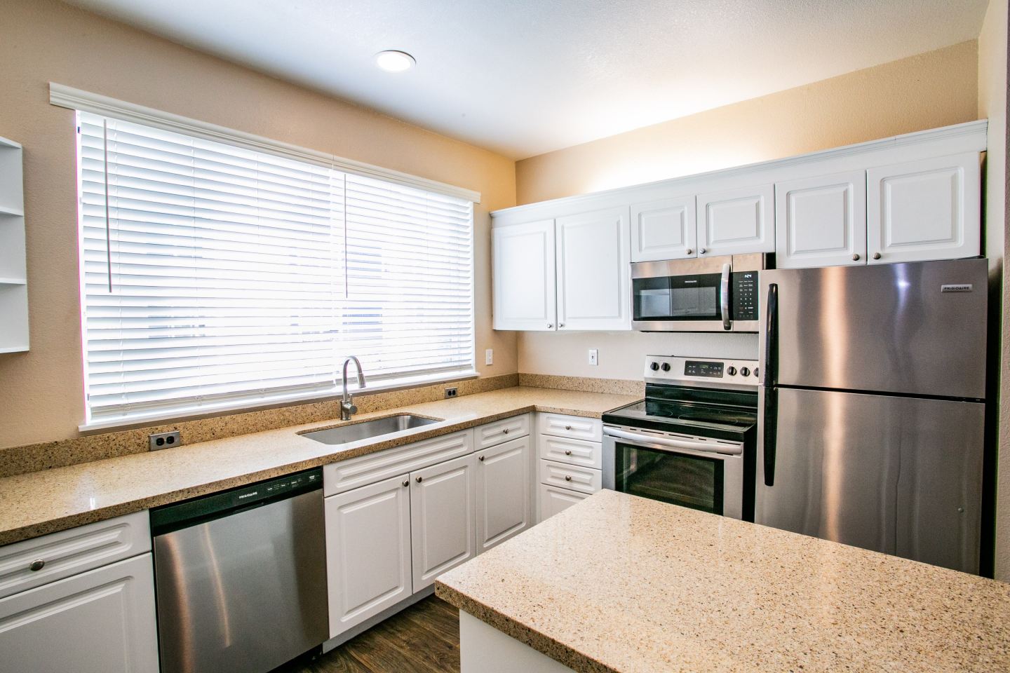 The Colonnade Luxury Townhome Apartments Image 6