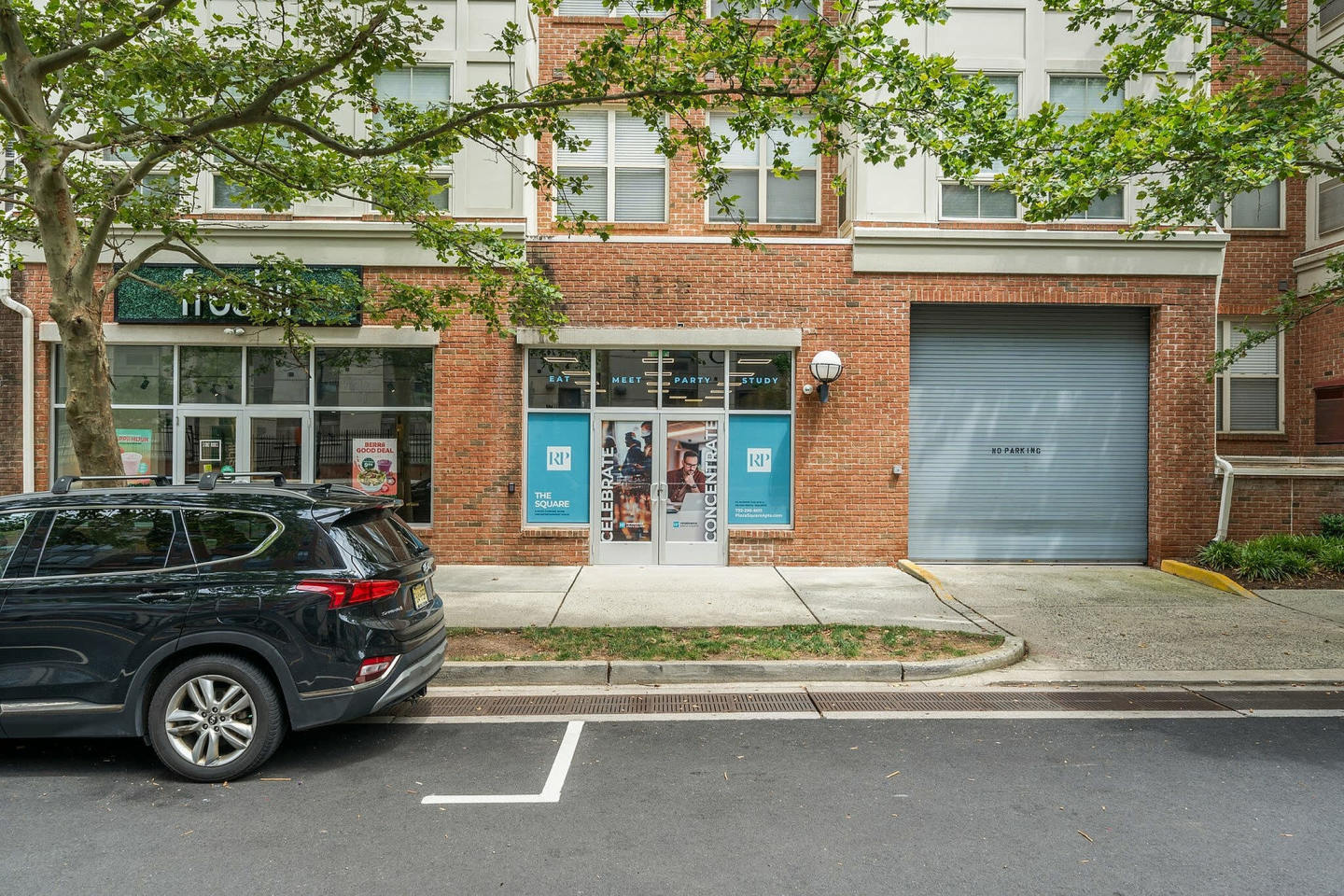 Renaissance Plaza Square Image 10