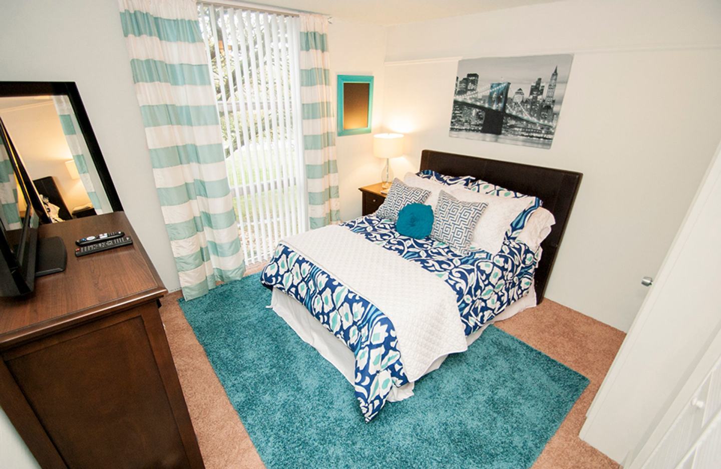 Lake Towers Apartments Image 6