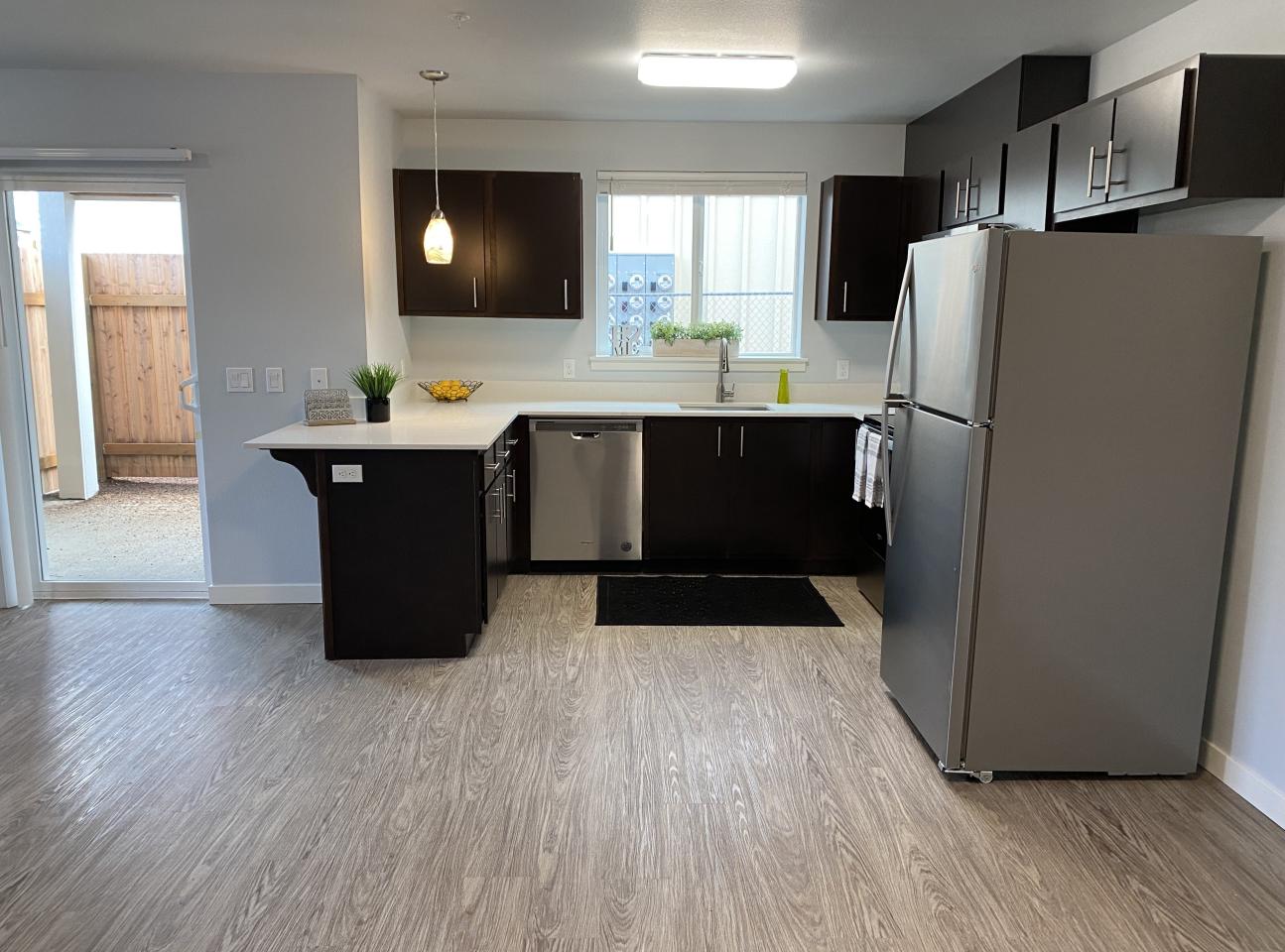 Queen Court Apartments Image 14
