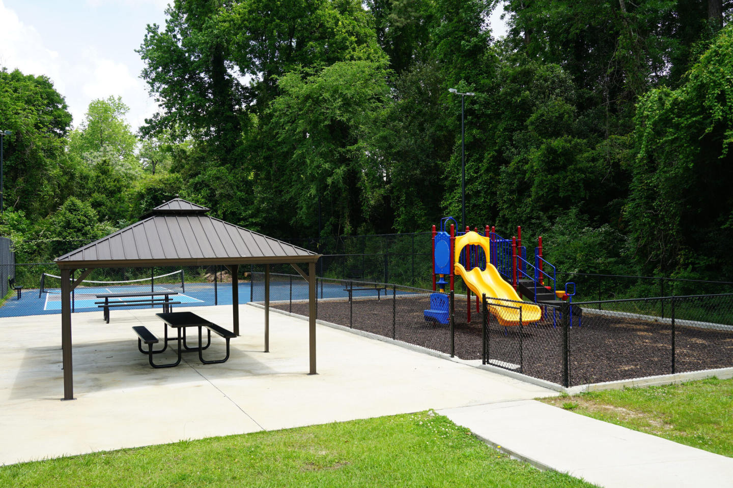 Cross Creek Apartments Image 11