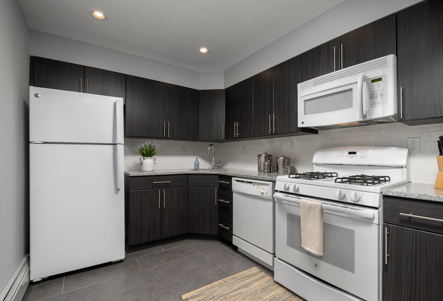 Donna Court Apartments Image 5