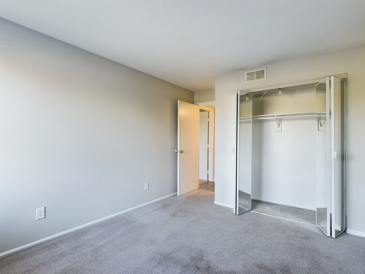 Edgewater Apartments Image 18