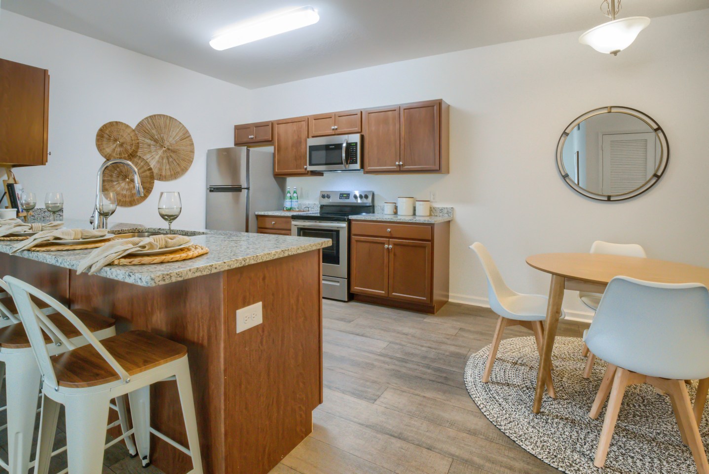Water's Edge Apartments Image 6