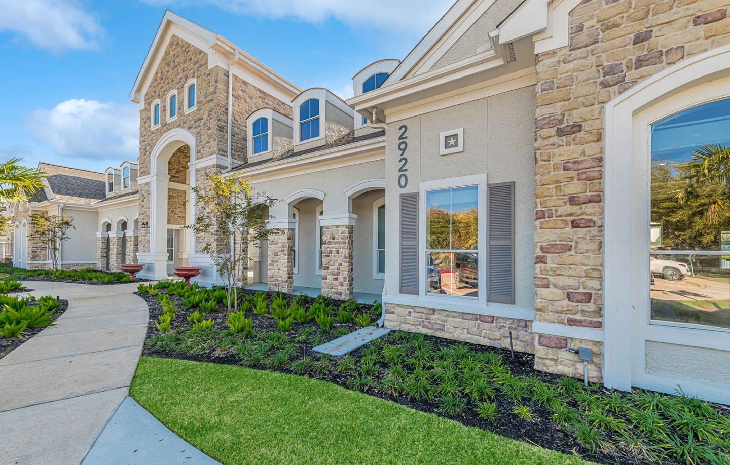 Lakeside Pointe Apartments & Townhomes Image 1