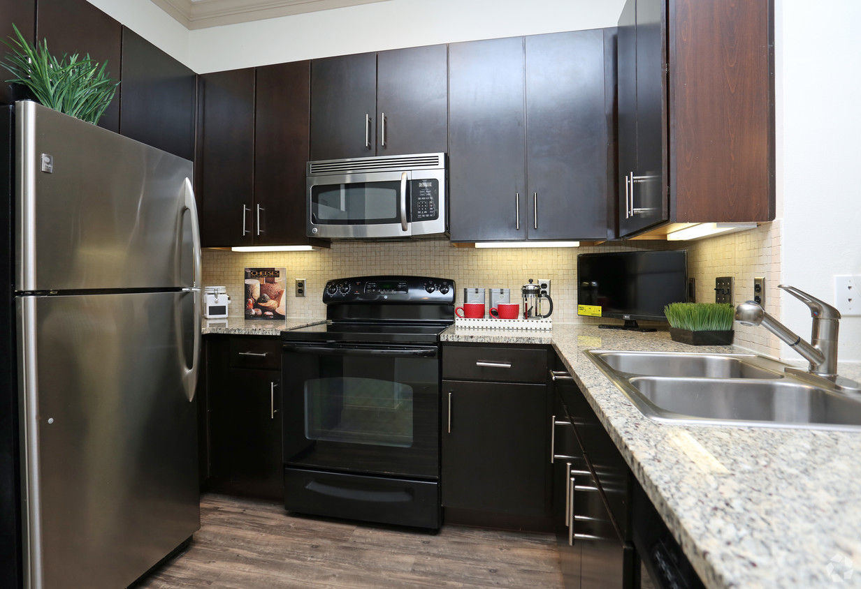 Braeswood Place Image 14