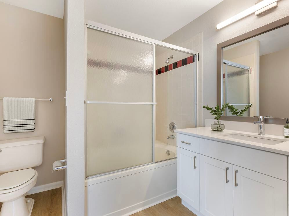 Waterford Court Apartments Image 3
