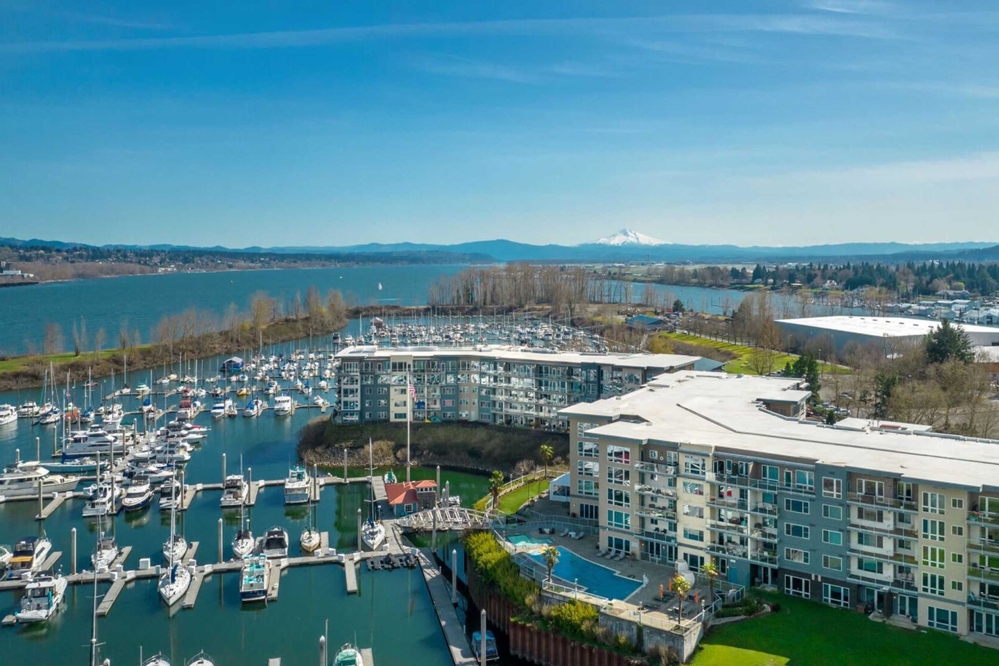 Yacht Harbor Club Image 2