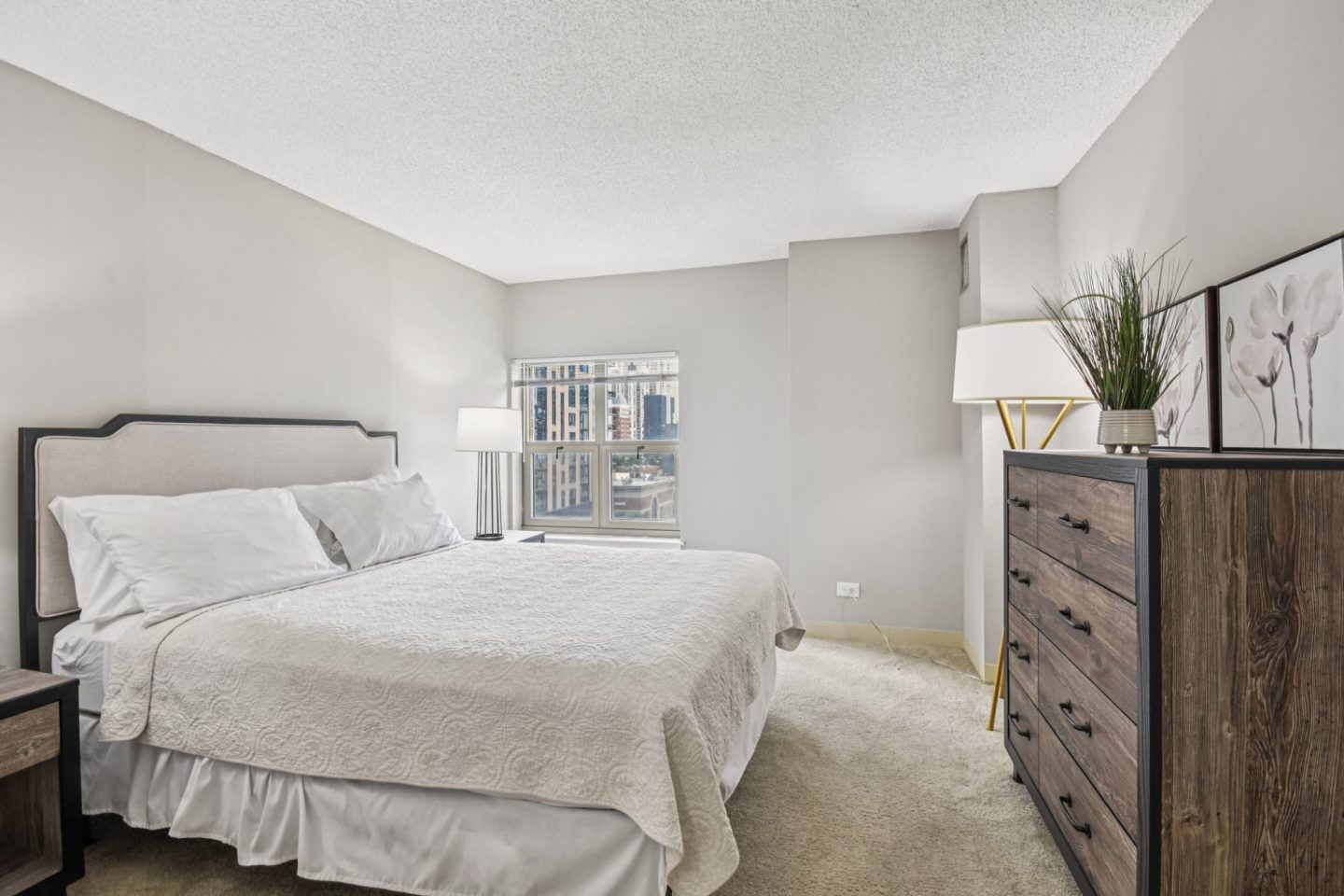 100 West Chestnut Apartments Image 36