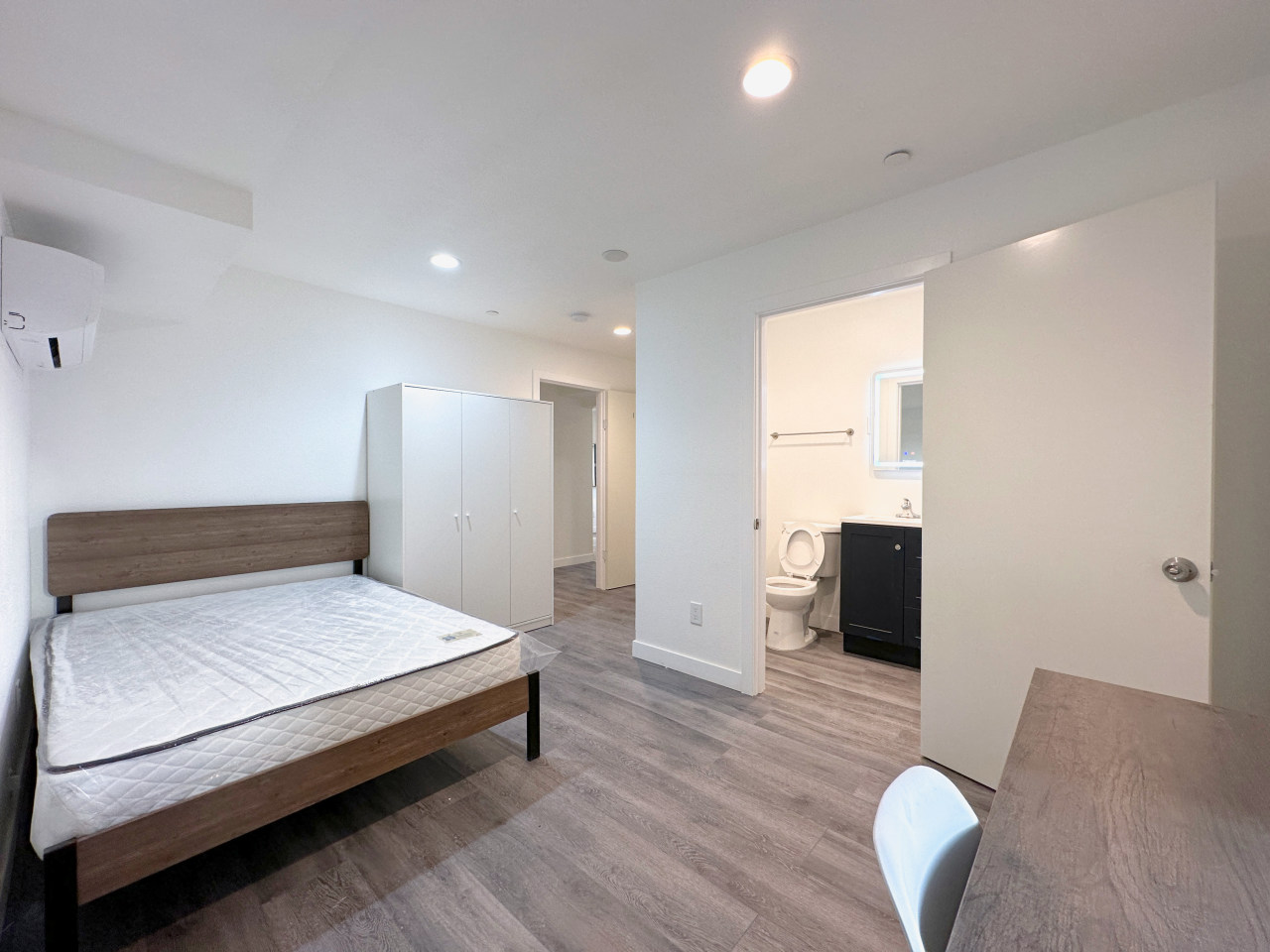 1729 W Adams Boulevard - Co-Living Image 13