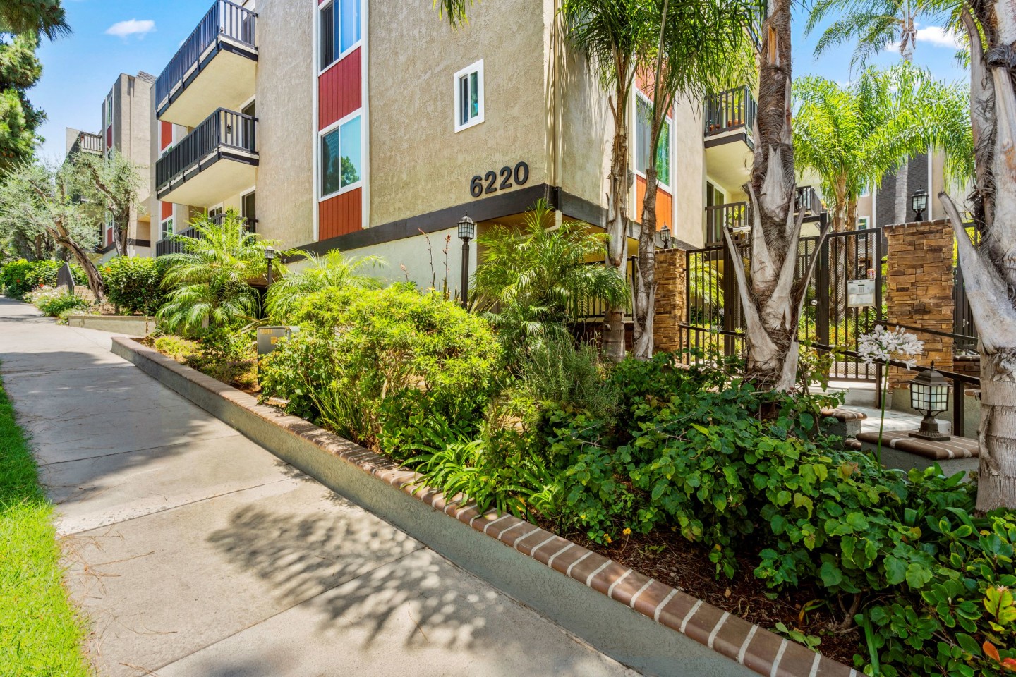 Parkway Plaza Apartments Image 12