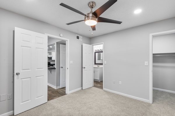 Coachman Club Apartments Image 11