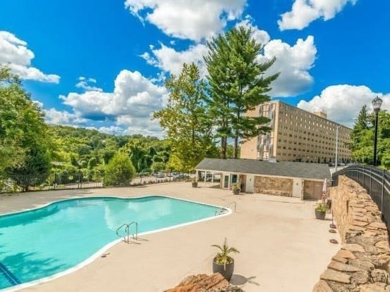 The Falls at Roland Park Apartments Image 6