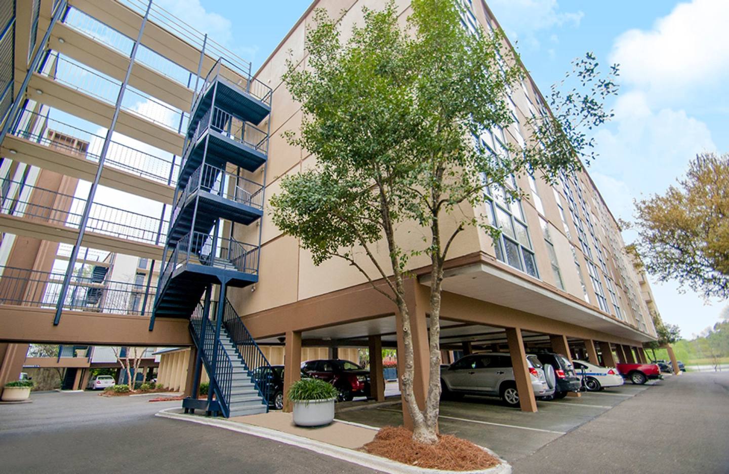 Lake Towers Apartments Image 14