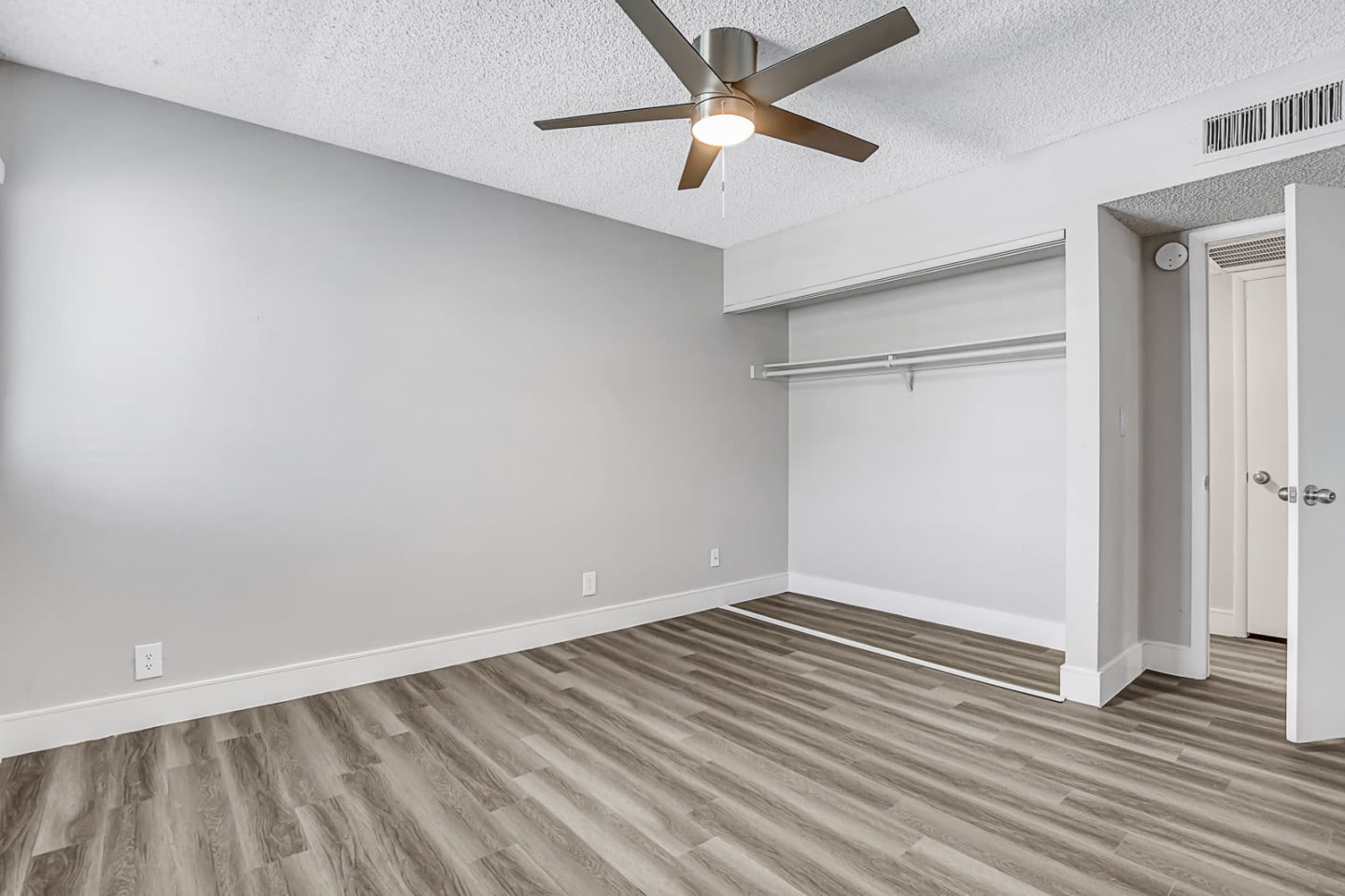 Tides at North Paradise Apartments Image 14