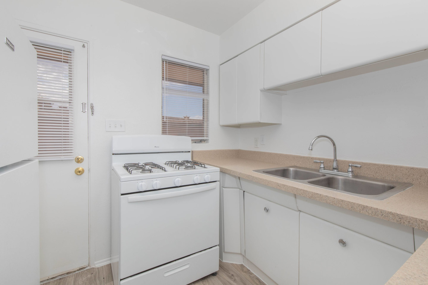 Country Club Apartments Image 11
