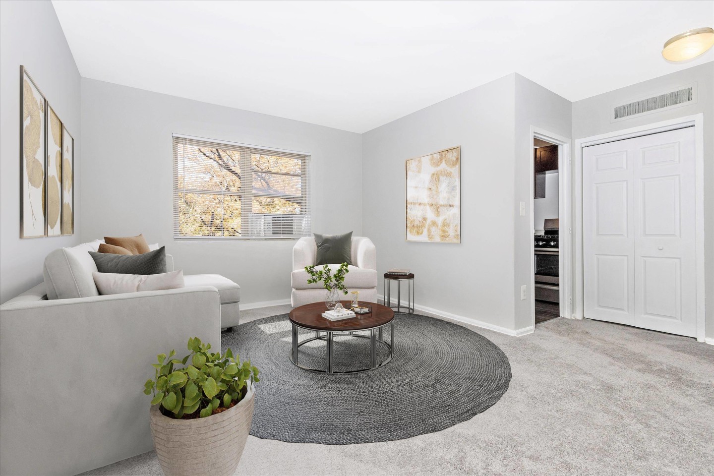 Emerald Apartments Image 3