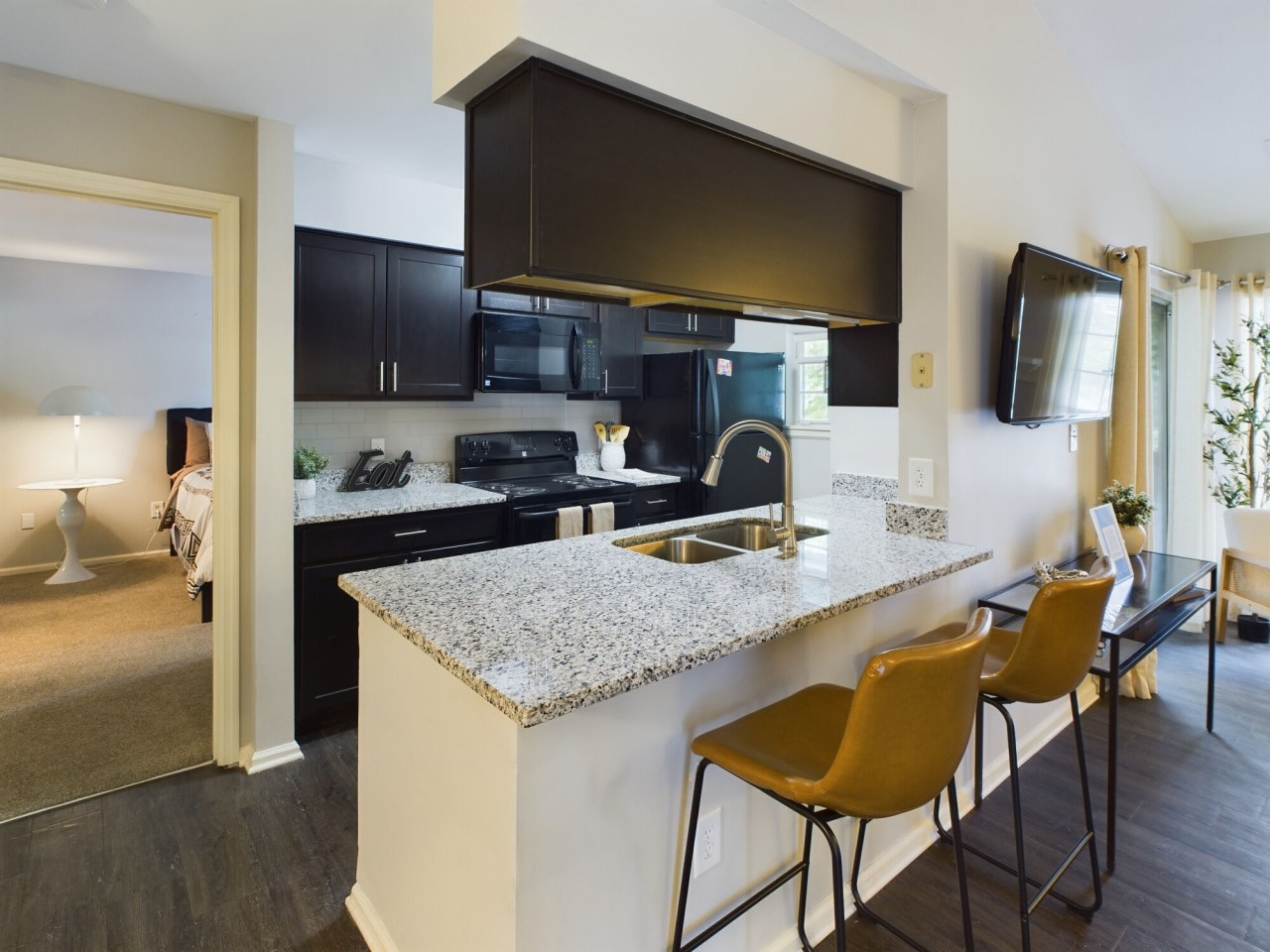 Lakeshore Apartments Image 5