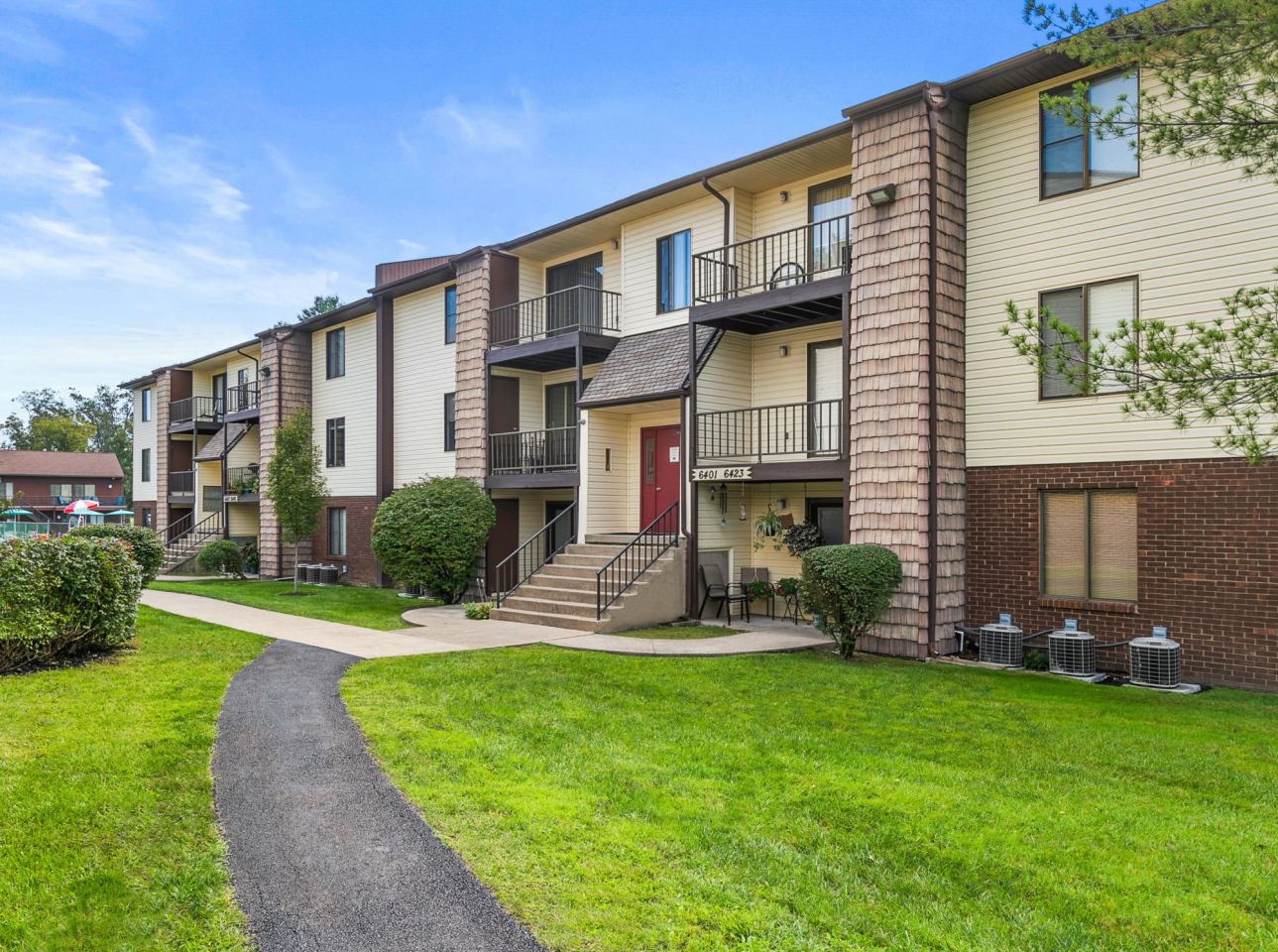 Country Club Apartments Image 14