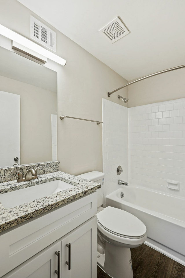 Beacon Pointe Apartments & Townhomes Image 9