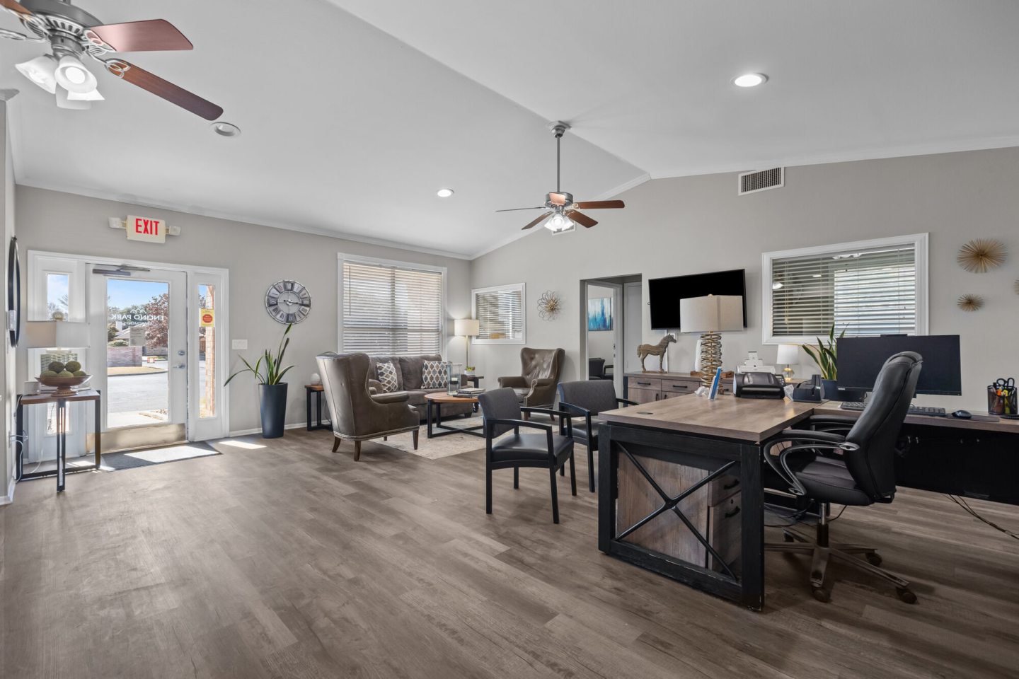 Encino Park Apartments Image 16