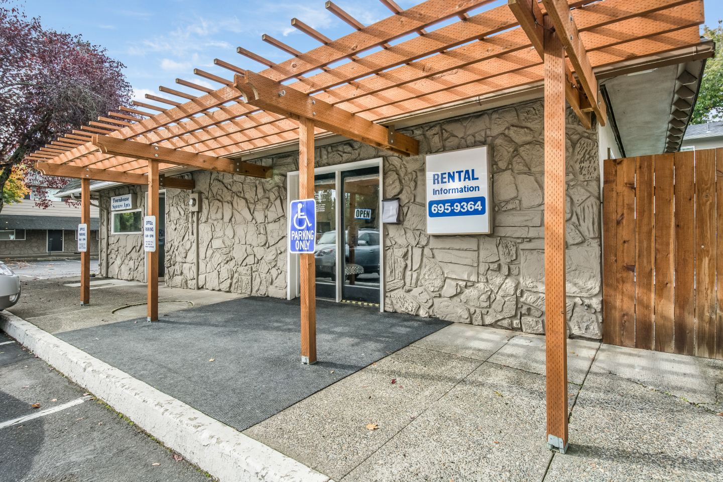 Townhouse Square Image 8