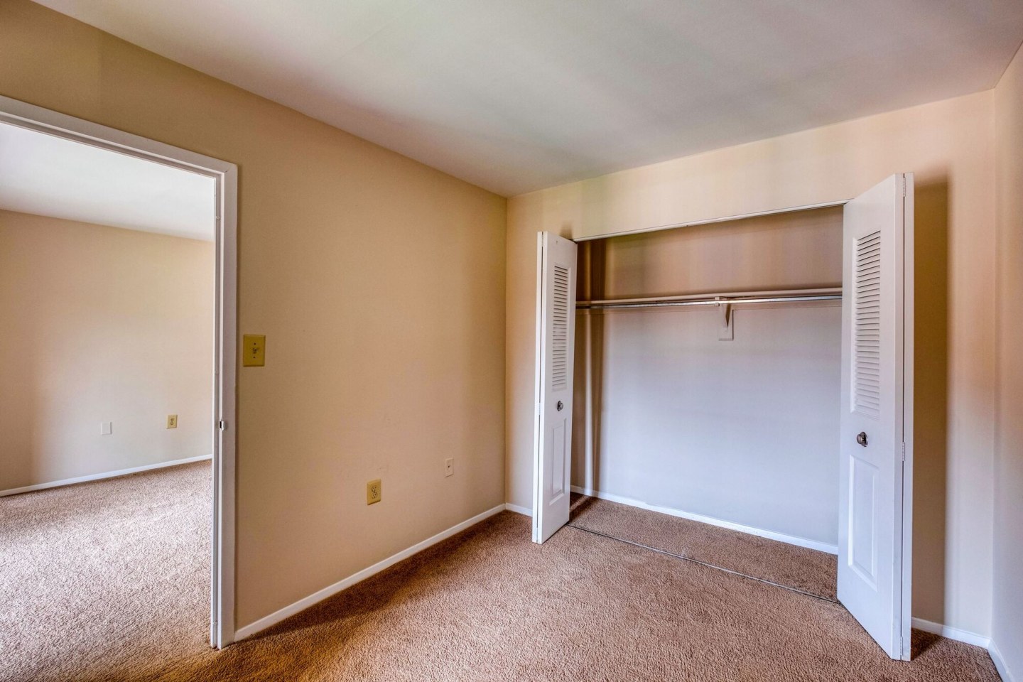 Oakton Park Apartments Image 2