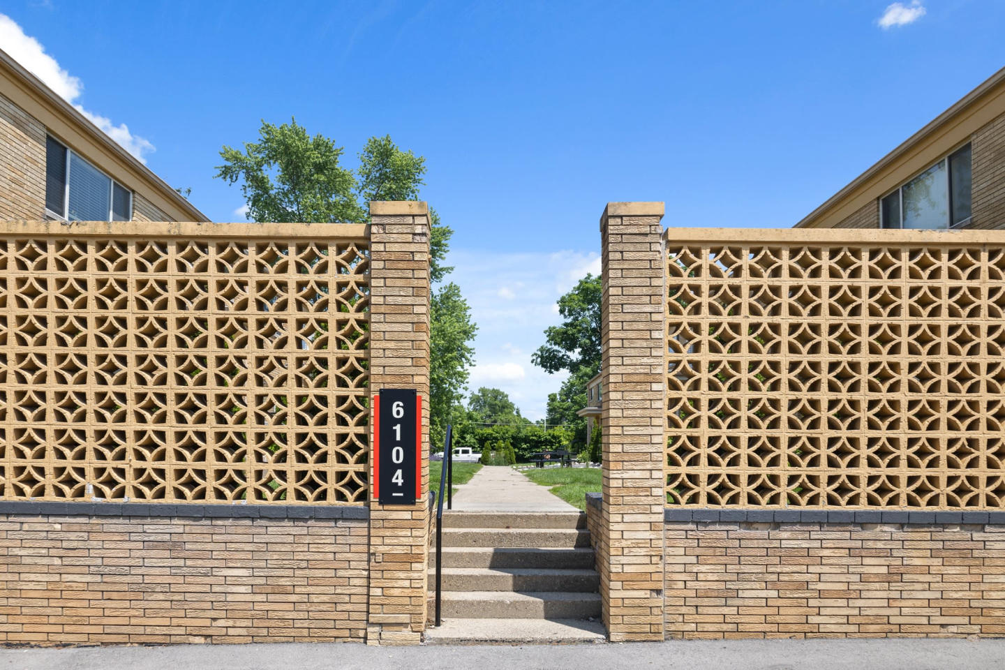 Monon Living Image 93