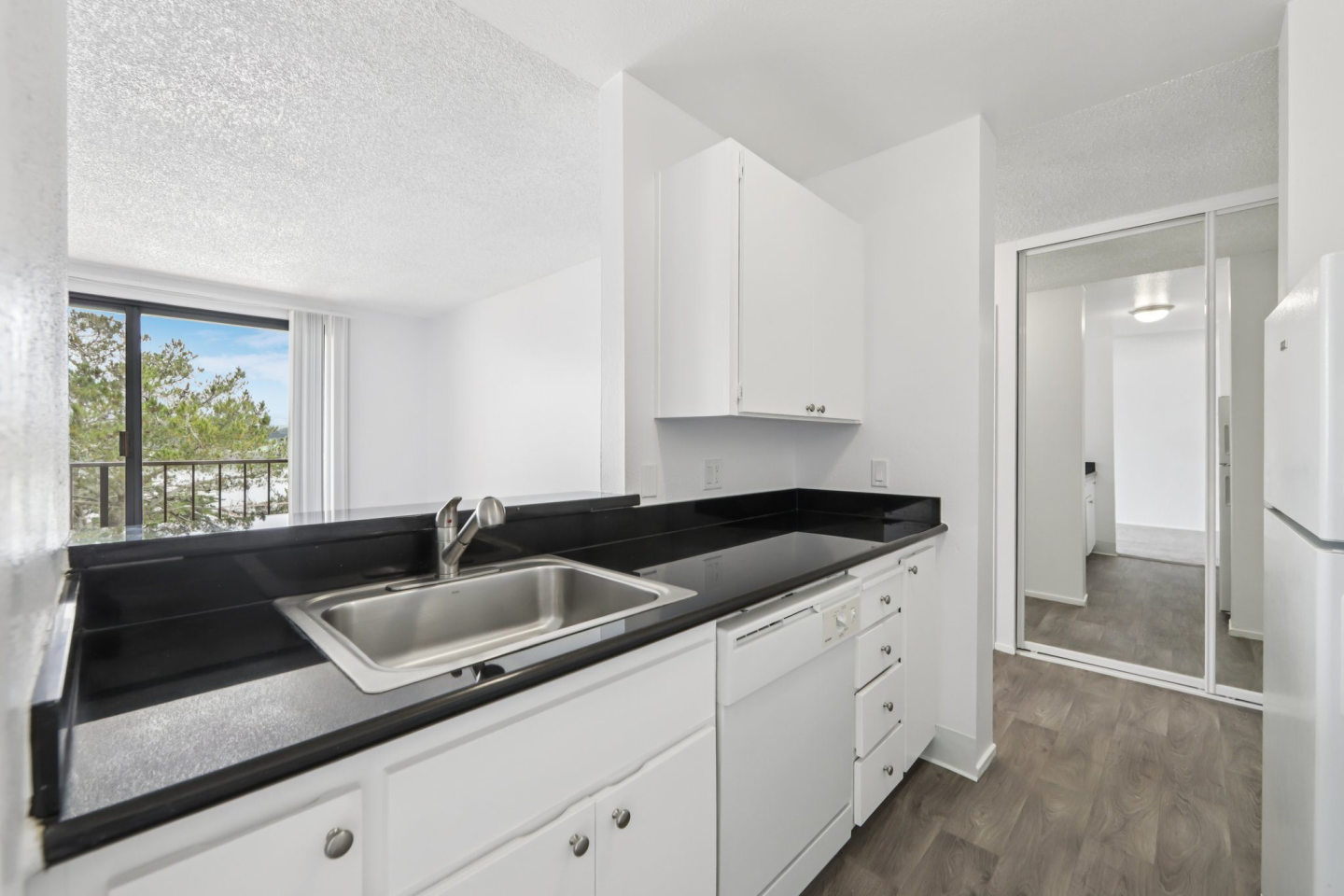 Lakewood Apartments at Lake Merced Image 23