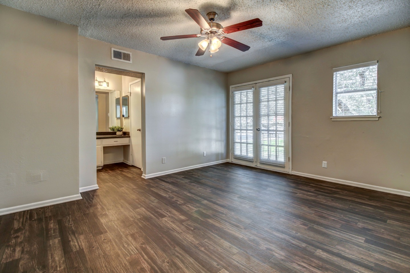 Oak Terrace Image 5