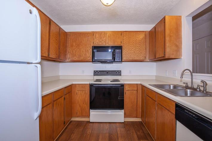 Whispering Oaks Apartments Image 18