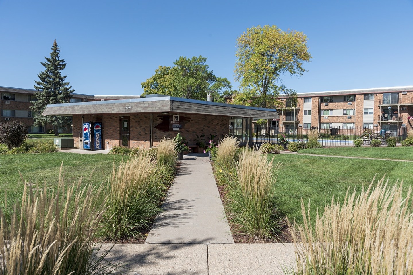 Burgundy & Hillsboro Apartments Image 15