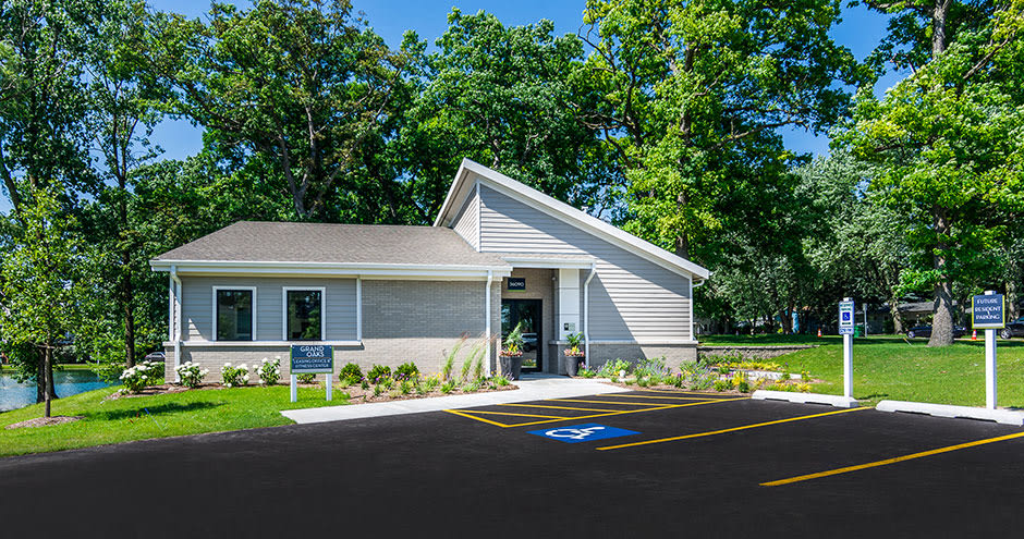 Grand Oaks Apartments Image 2