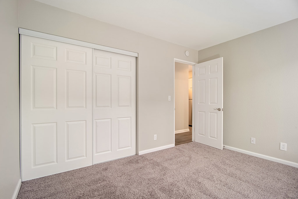 St. Charles Oaks Apartments Image 13