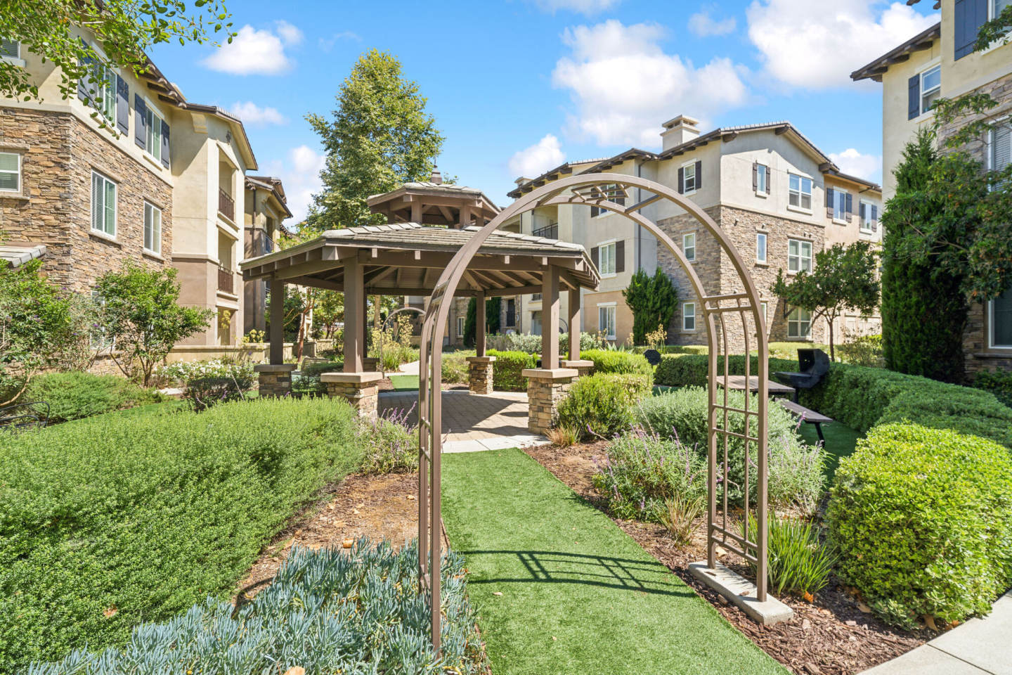 Hollister Village Image 37