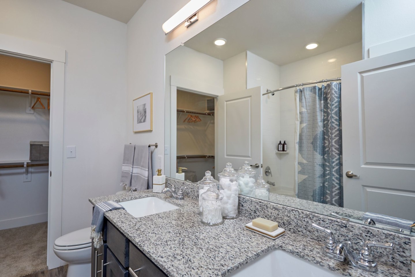 Addison Medical Center Apartments Image 14