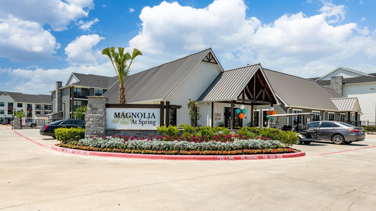 Magnolia at Spring Image 12