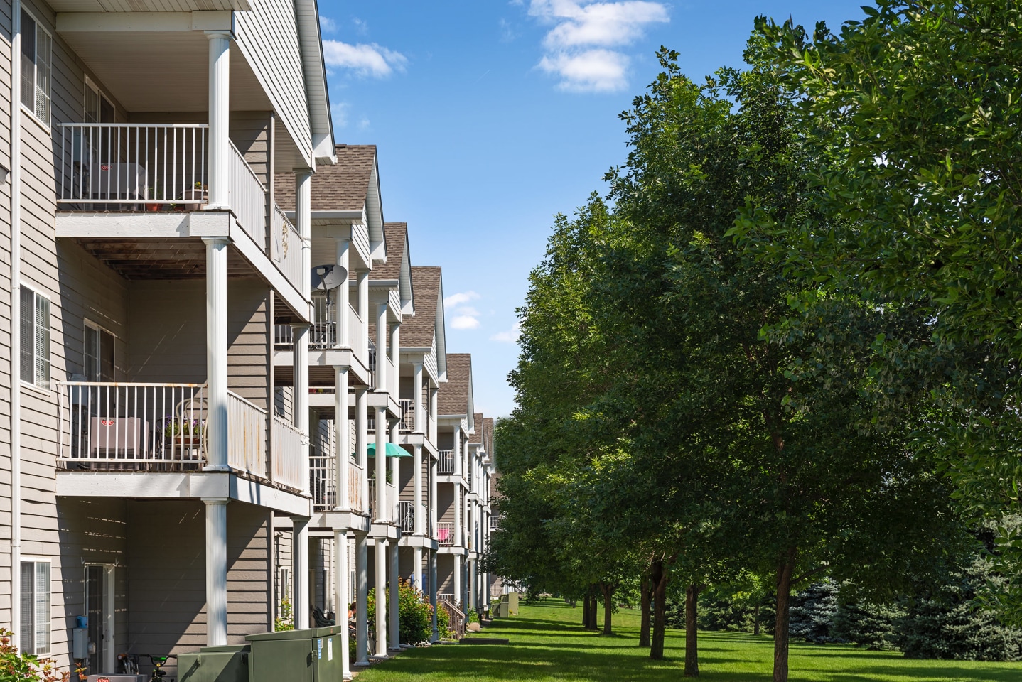 Platinum Valley Apartments Image 9