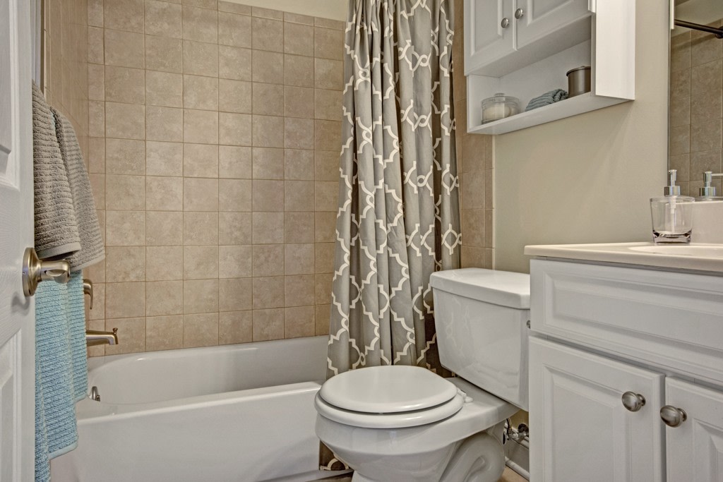 Golf Club Apartments and Townhomes Image 21