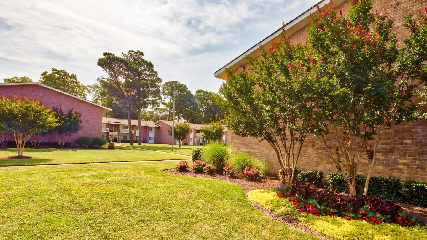 Pinewood Gardens Apartments Image 11