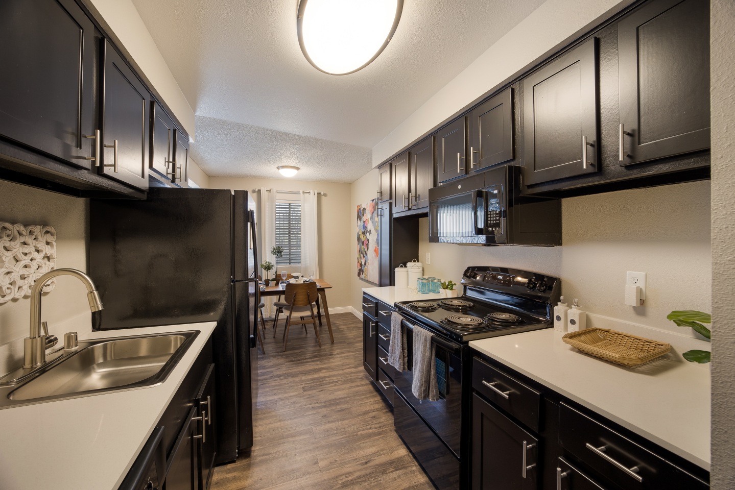 2900 Lux Apartment Homes Image 3