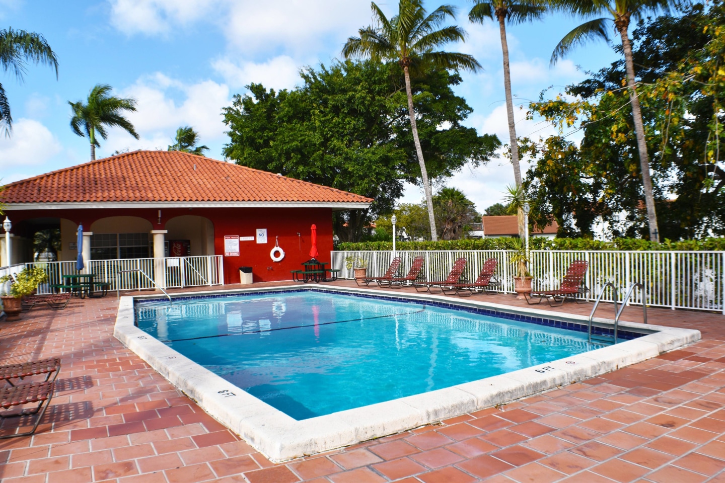 Lago Club Apartments Image 3