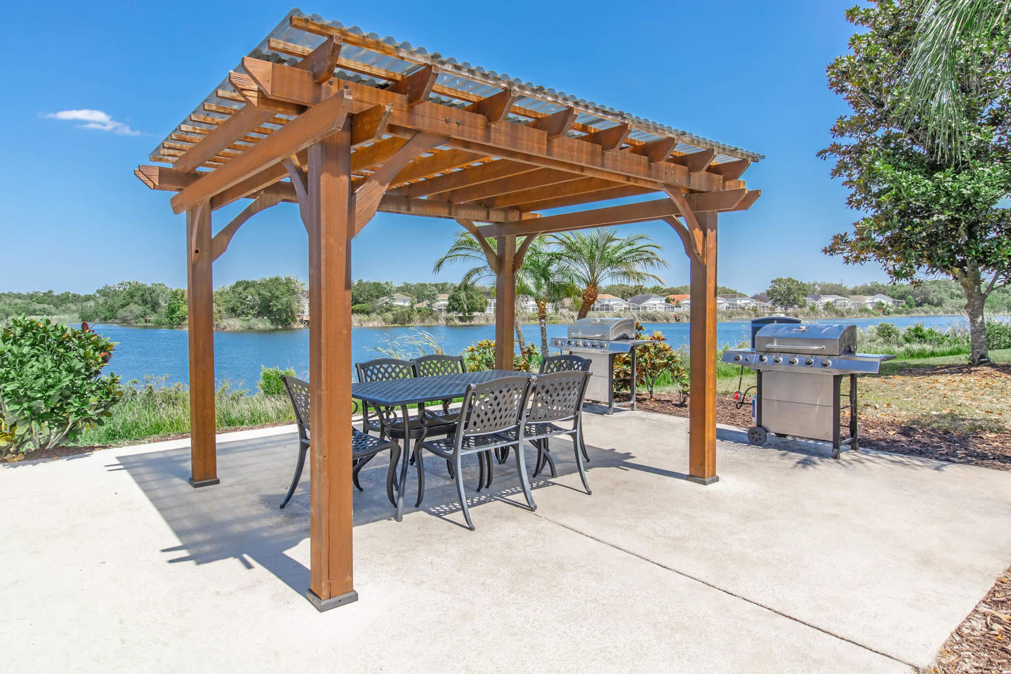 Lake House Apartments Image 8