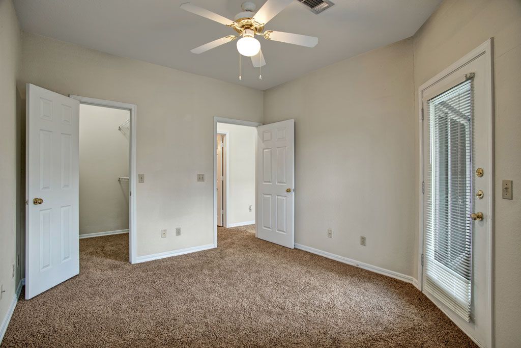 Lincoln Villas on Memorial Image 9