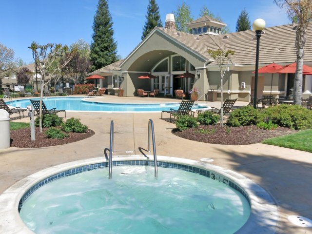 Pinnacle at Galleria Luxury Apartments Image 4