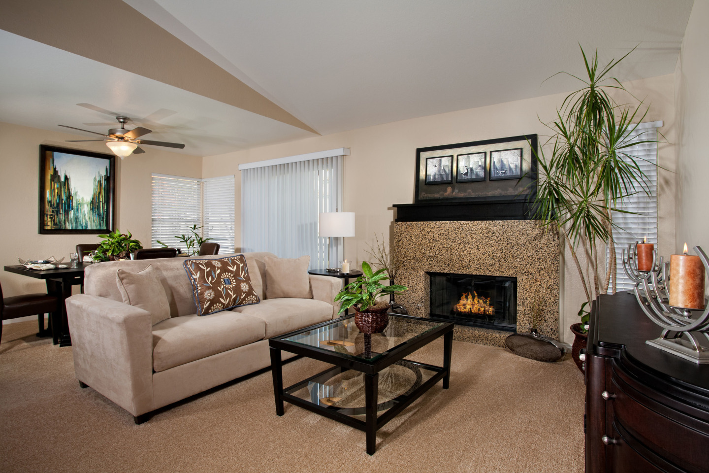 Del Mar Apartments Image 2