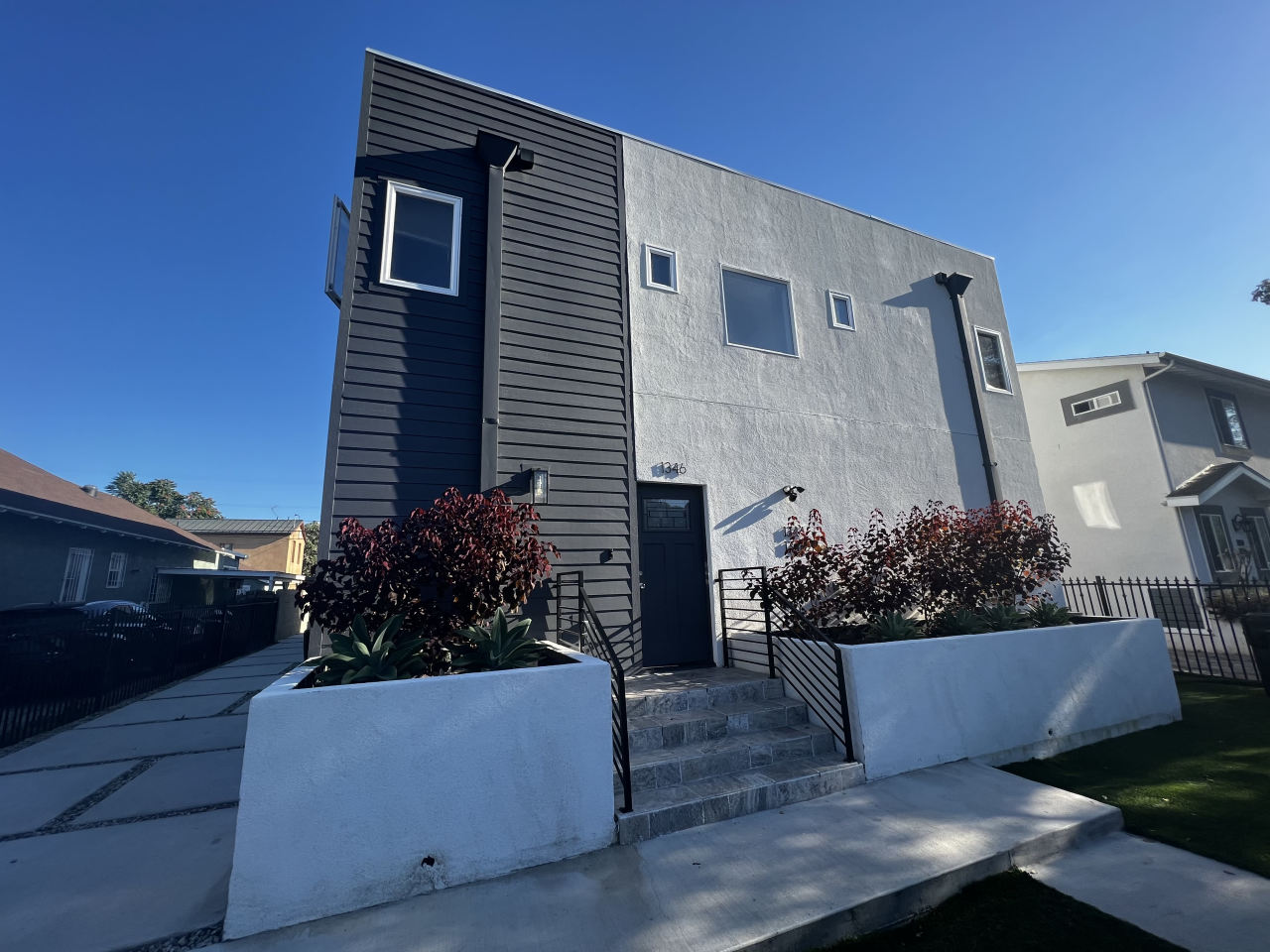 1344 W 37th Place - Co-Living Image 4